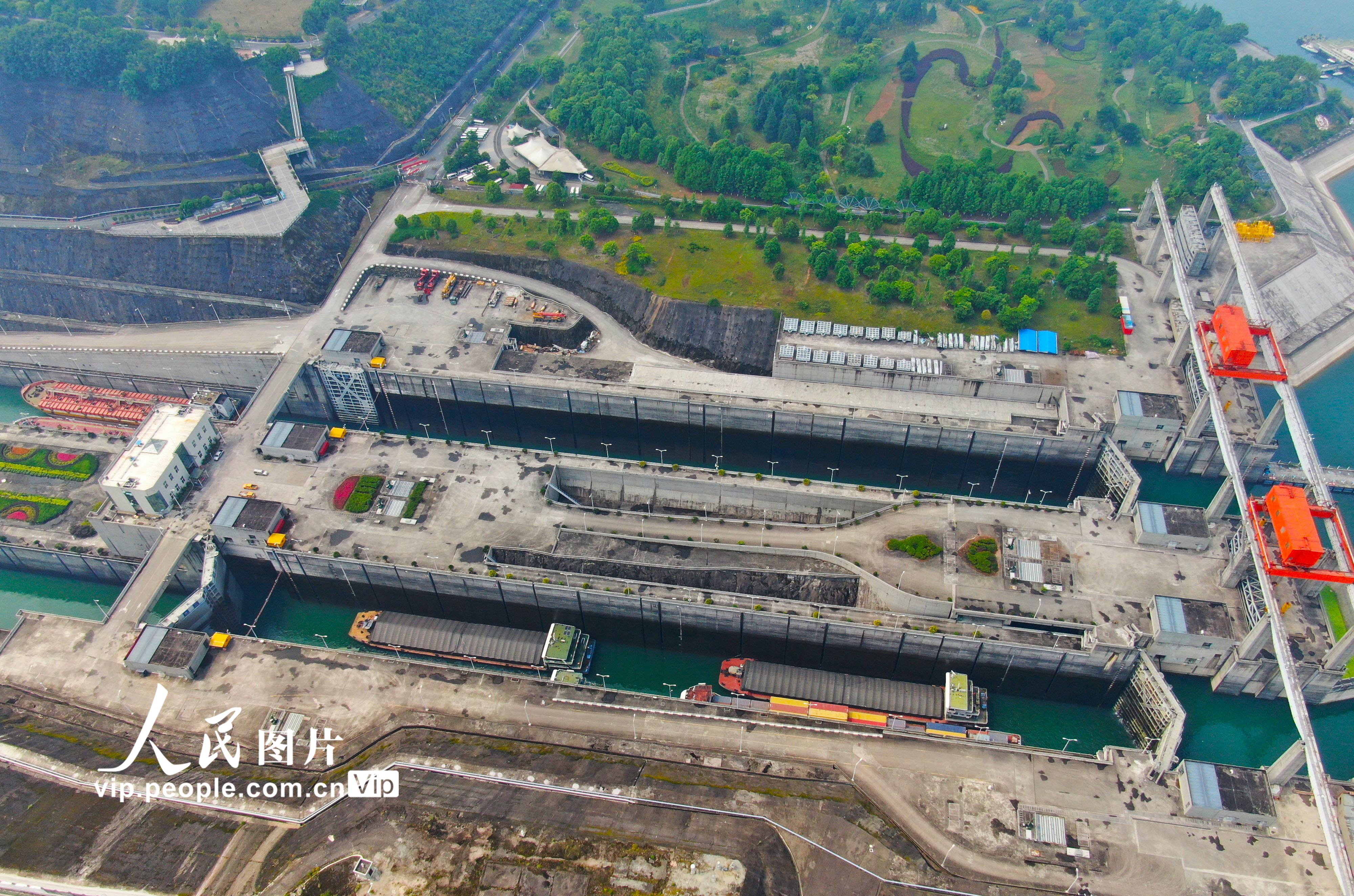 <b>湖北宜昌：三峡船闸双线换向下行疏解上游积压船舶</b>