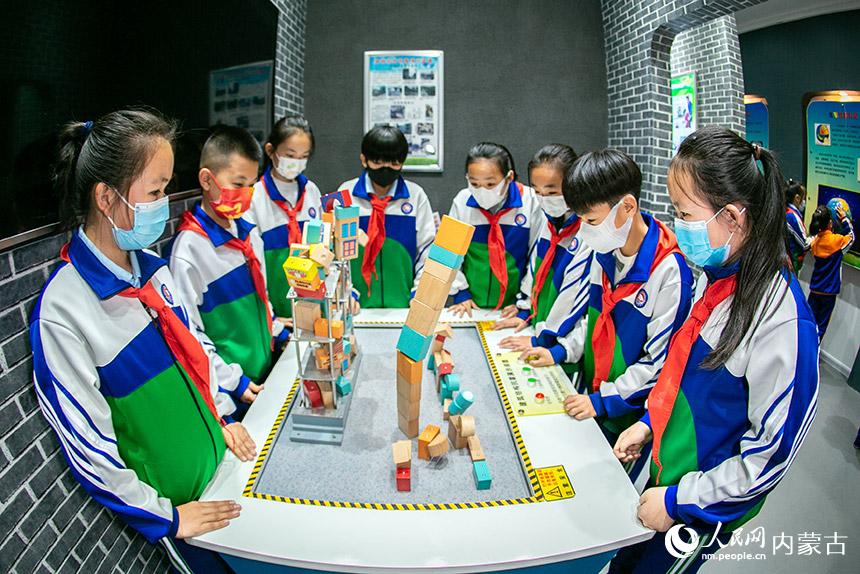 <b>呼和浩特：地震科普馆里学知识</b>