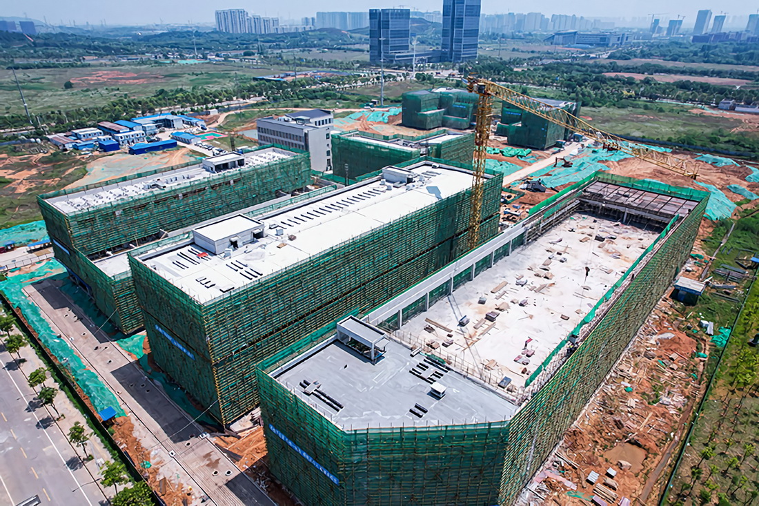 <b>武汉通信与电子信息技术研发基地（一期）项目封顶</b>