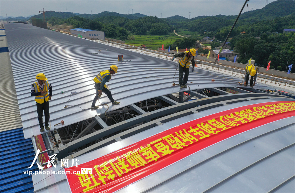 <b>湖南长沙：国内首座“十字型”高铁站“列车4S店”封顶</b>