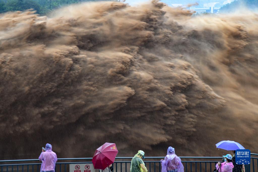 <b>河南济源：小浪底大流量泄洪</b>