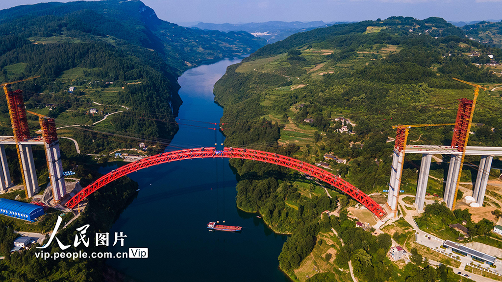 <b>德余高速乌江特大桥建设正酣</b>
