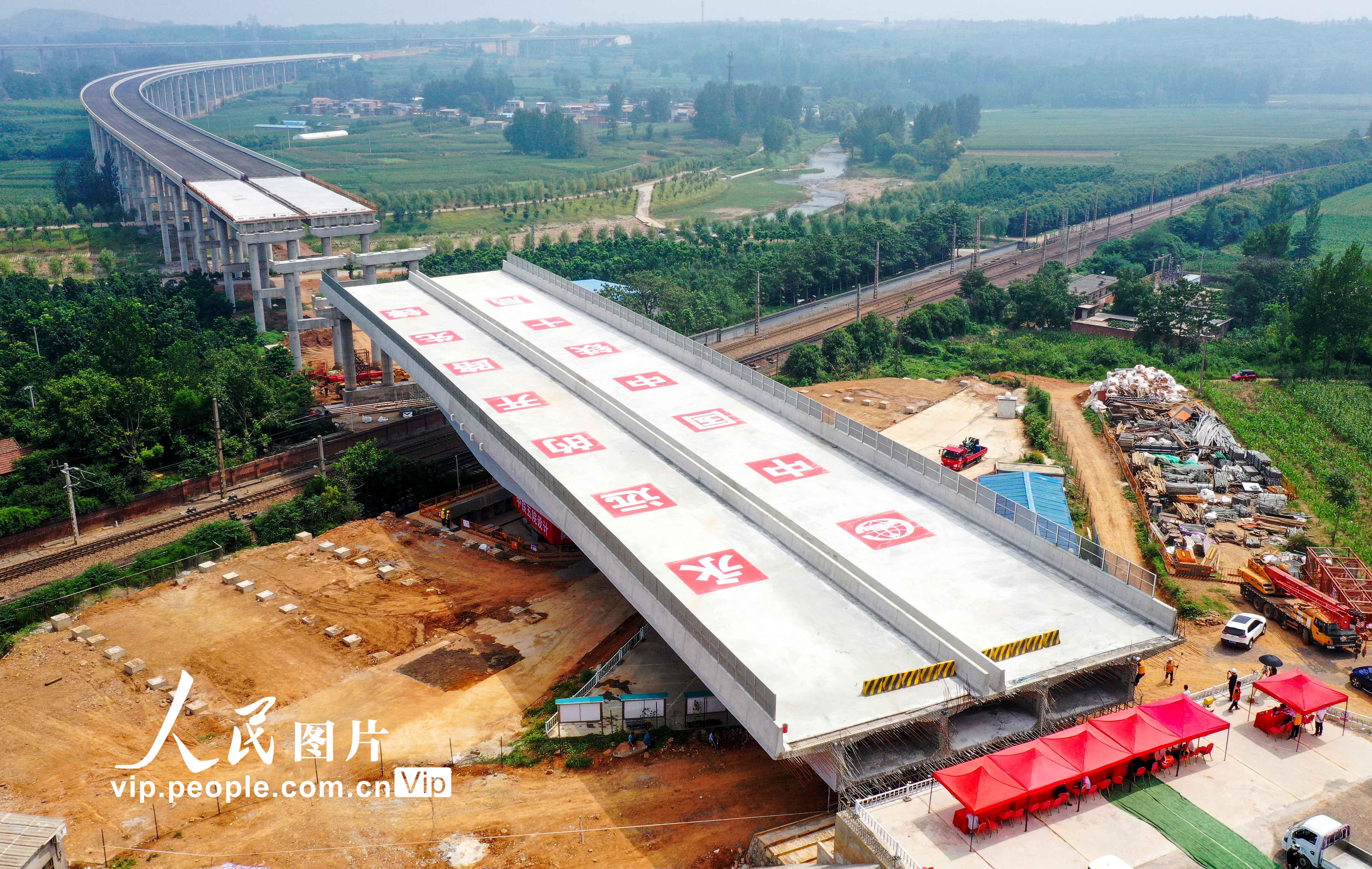 <b>新伊高速上跨陇海铁路桥成功转体</b>