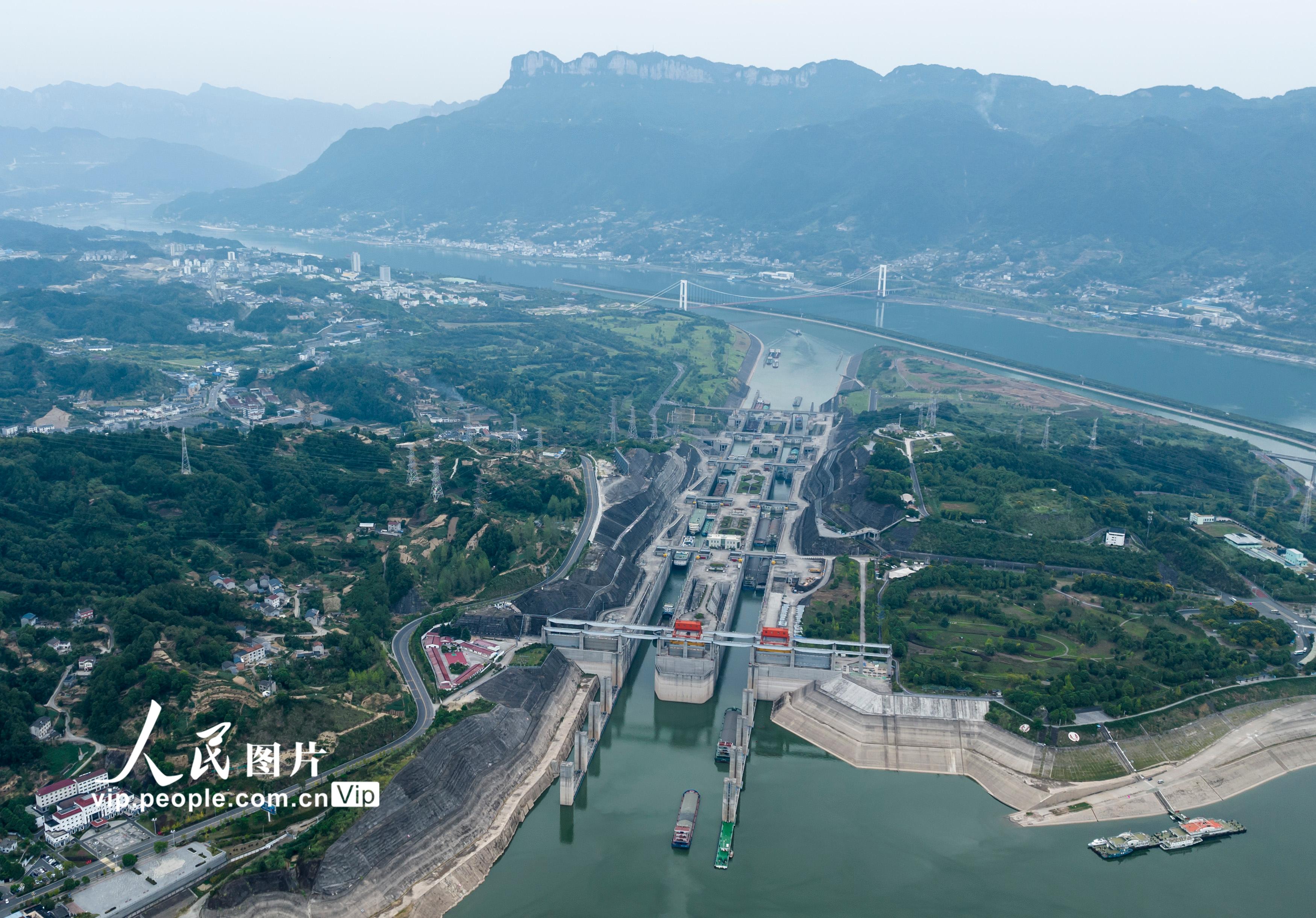 <b>湖北宜昌：三峡船闸2022年前8月货运量首次突破1亿吨</b>
