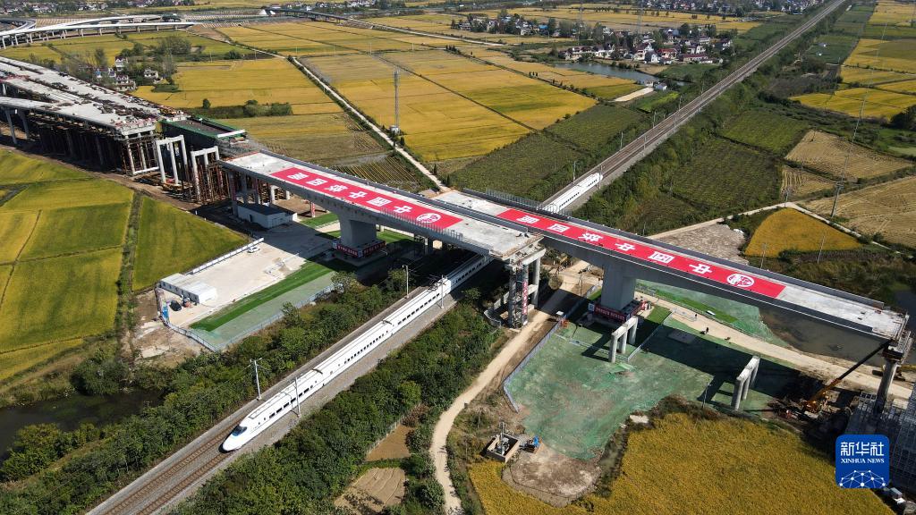 <b>万吨桥梁转体跨越沪蓉铁路</b>