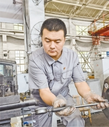 中钢集团邢台机械轧辊有限公司技师张衍朝—— 轧辊加工，13年零失误（工匠绝活）