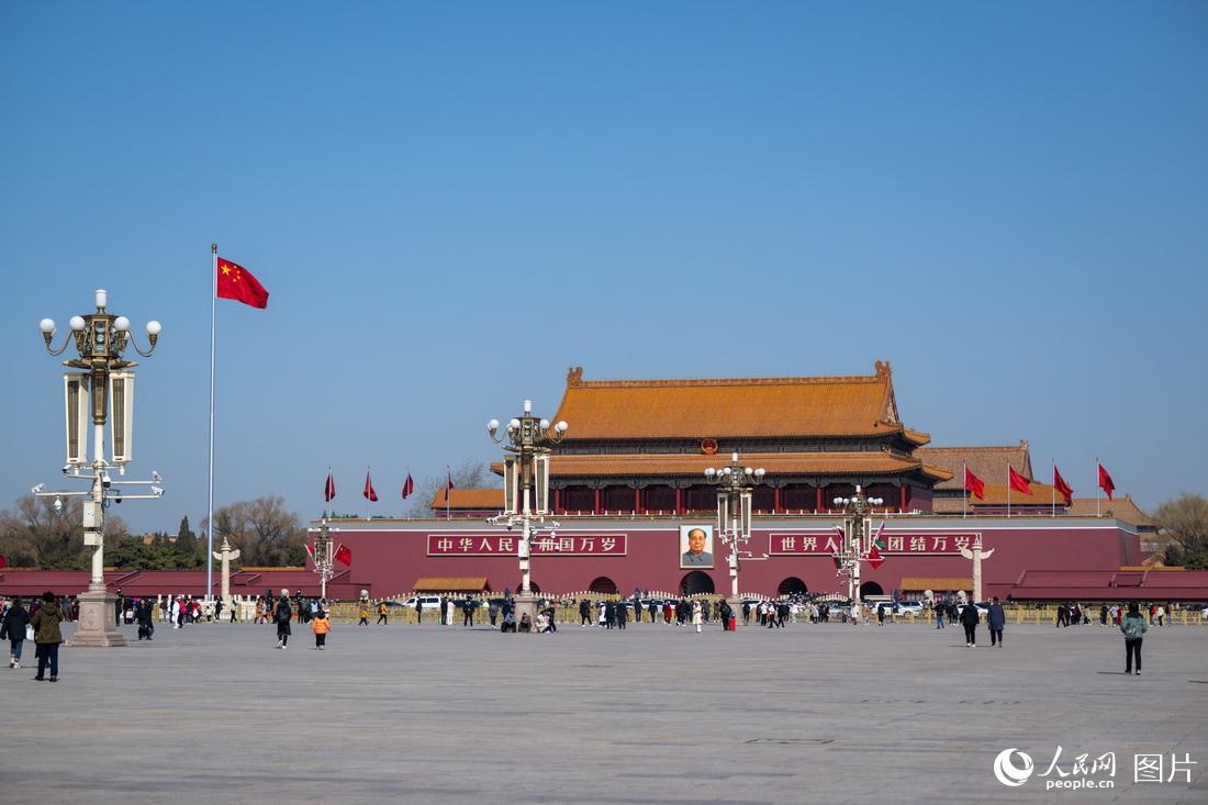 <b>全国两会召开在即 北京天安门广场红旗招展</b>