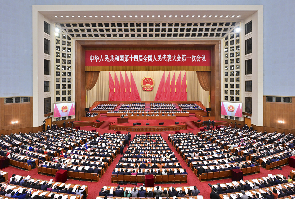<b>十四届全国人大一次会议举行第二次全体会议 习近平李强赵乐际王沪宁韩正蔡奇丁薛祥李希等在主席台就座 栗战书作全国人大常委会工作报告</b>