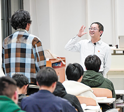 高宁教授：“不读上千本书，教不好思政课”