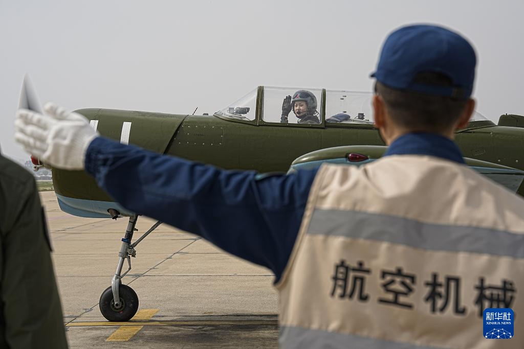 <b>“雏鹰”放飞——海军首批舰载机女飞行学员首次单飞目击</b>