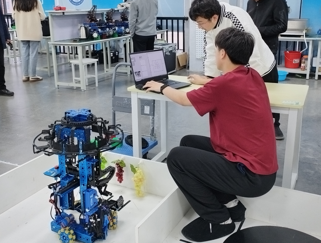 <b>机器人、电子显微镜等成热门专业——河南省技师学院见闻</b>