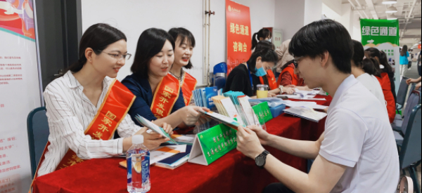 <b>国家开发银行承办国家助学贷款20周年记</b>