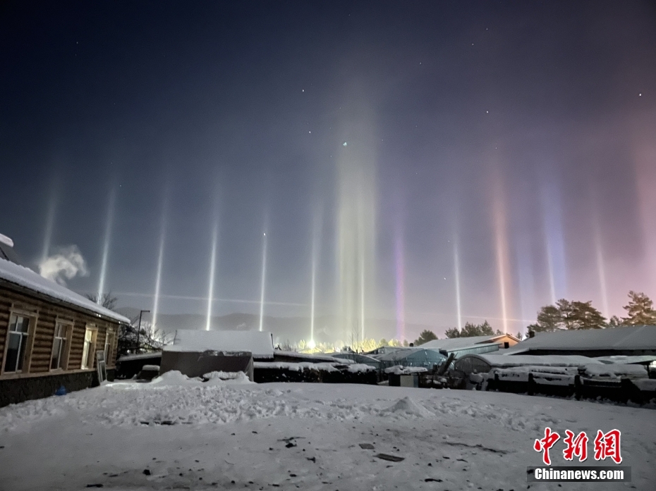 <b>黑龙江漠河：北极村现寒夜光柱 仿佛走进科幻大片</b>