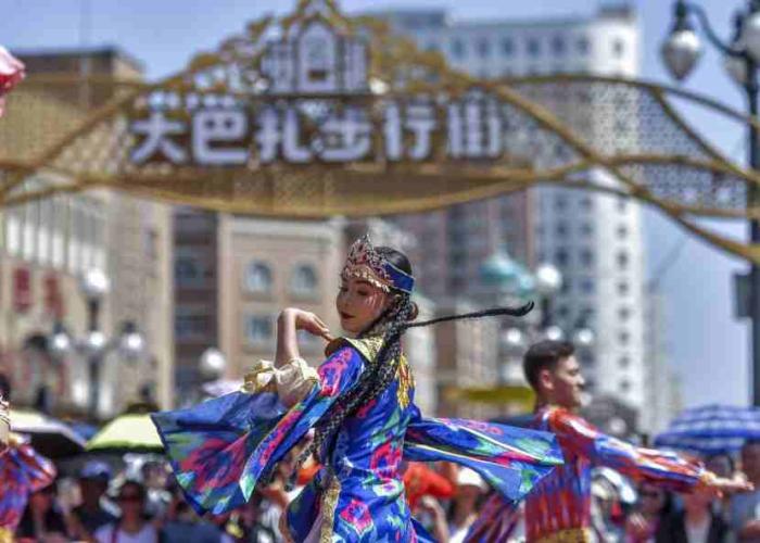 东西问｜白帆：中华民族共同体意识为何是支撑新疆文化繁荣发展的基石？