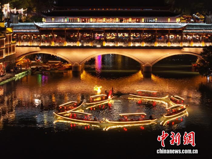 东西问｜王昕：中国诗人为何对月亮情有独钟？