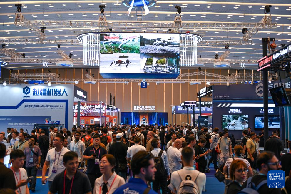 <b>“圈粉”境外采购商 中国机器人登上广交会“主舞台”</b>