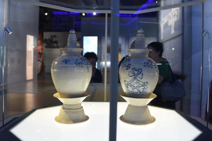 东西问丨张松林：唐青花“青白美学”何以成为跨文明对话的视觉语言？