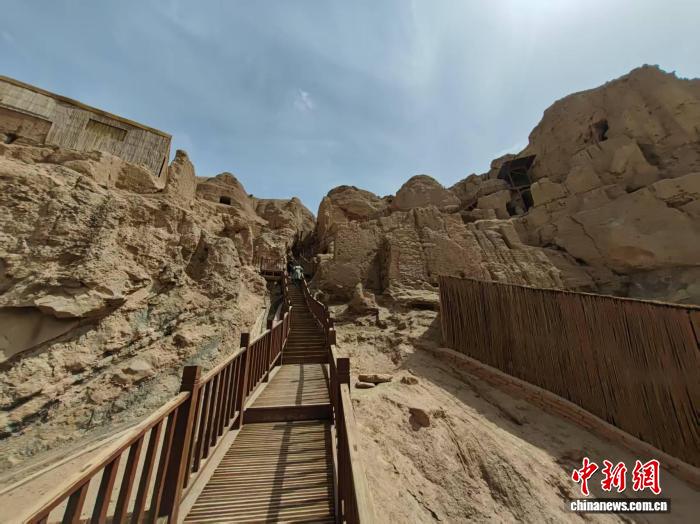 东西问｜万件文书残片揭秘，新疆吐峪沟石窟藏着怎样的文明交流史？