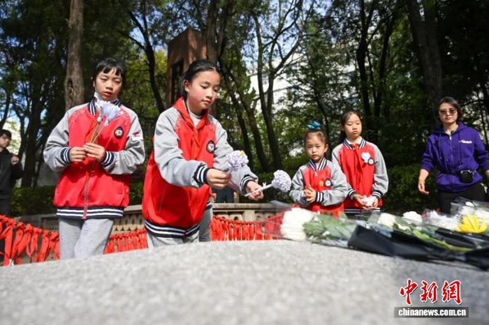 东西问｜短评：清明除了扫墓，还应重新理解逝去