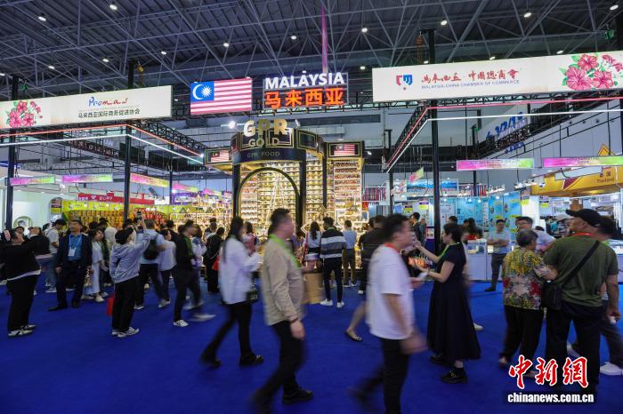 东西问丨周密：国际名品何以乐聚消博会？