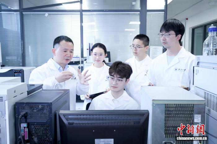 <b>中外科研机构联合研究发现：仅凭水和氧气实现废旧塑料彻底降解与高值利用</b>