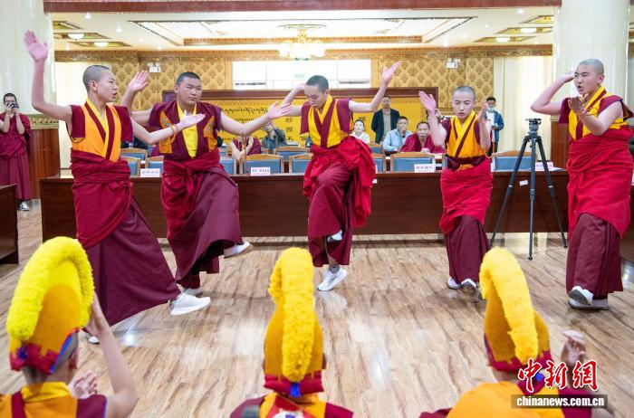 东西问丨陈立健：藏传佛教活佛转世制度缘何传承700余年？